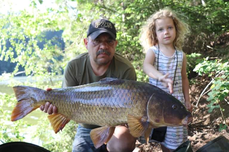 Děda vzal vnučku na ryby