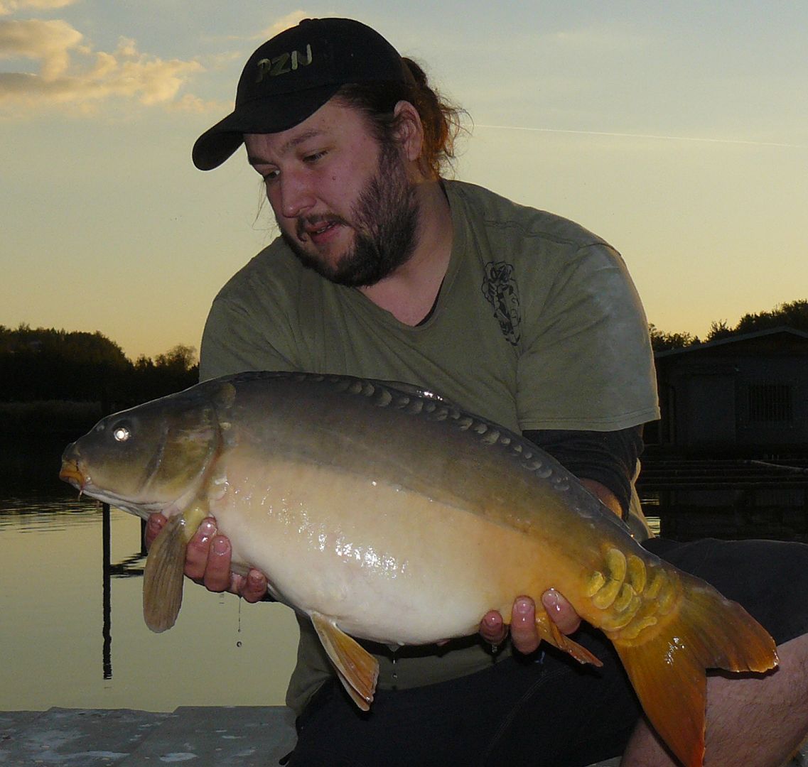 LETNÍ PÁRA NA POSEDU