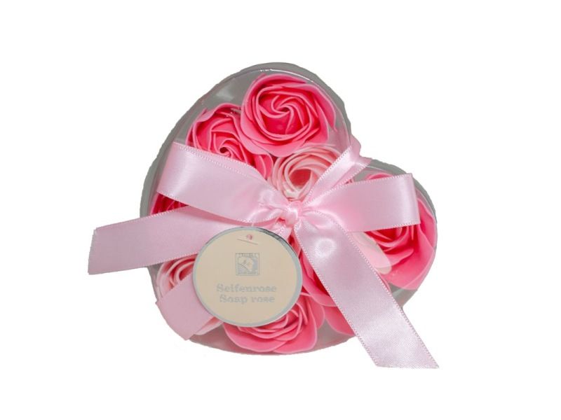 Flori de săpun de trandafir roz într-o cutie în formă de inimă