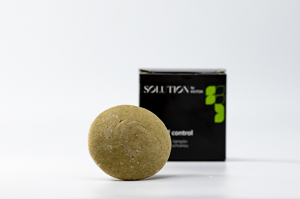 Kvitok Solution Prebiotický tuhý šampon s anti-pollution ochranou Dandruff Control (50 g) - pro mastné vlasy s tvorbou lupů
