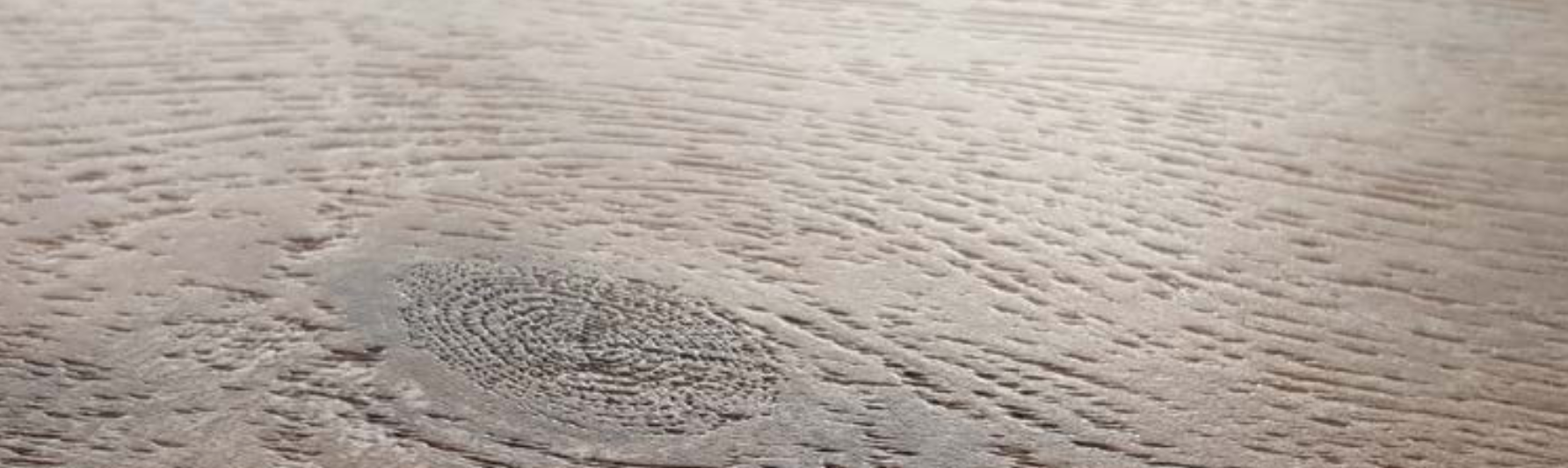 autenticky-detail-dreveny-dekor-synchrónny-embossing