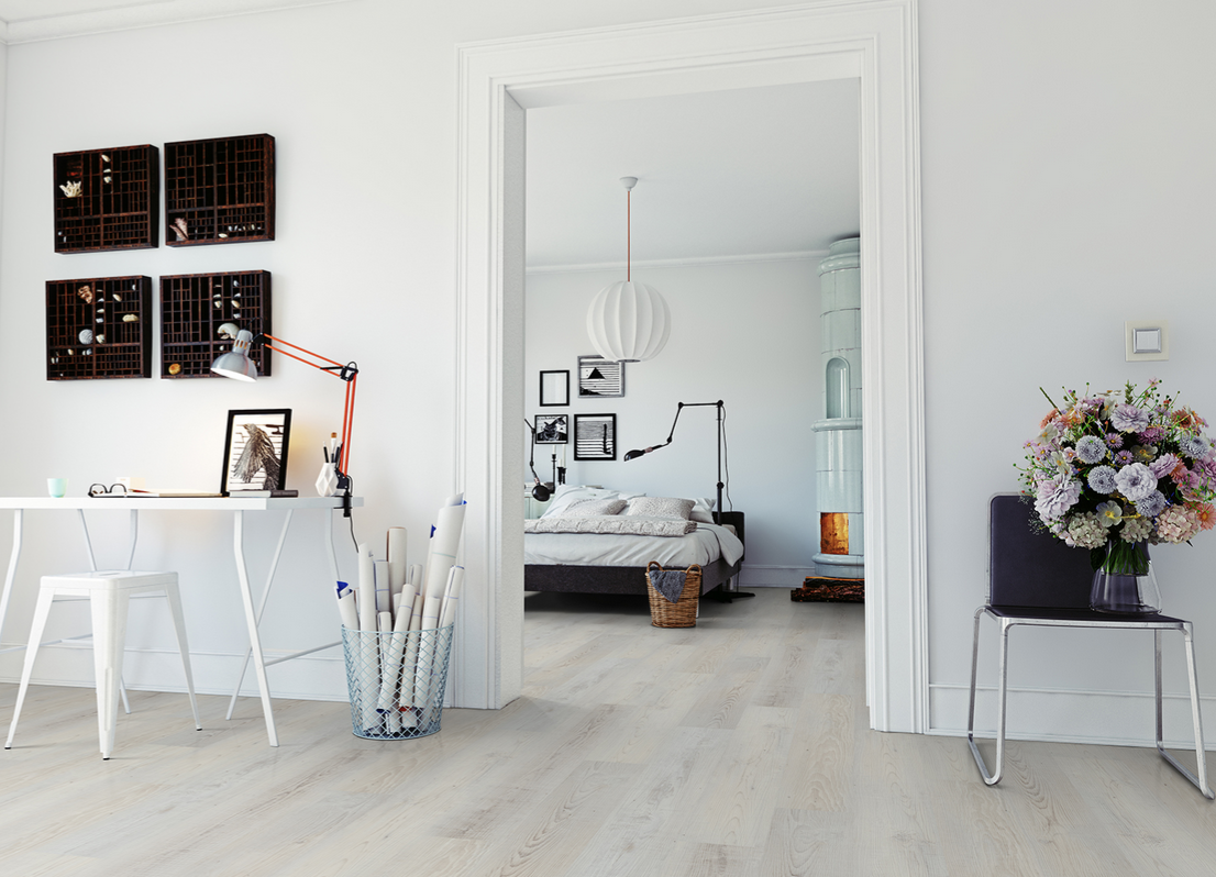 Podlahy Kosice - Svetlá rigidná vinylová podlaha s hrúbkou 6 mm plynulo prechádza do spálne bez prechodovej lišty pre jednotný a elegantný vzhľad.