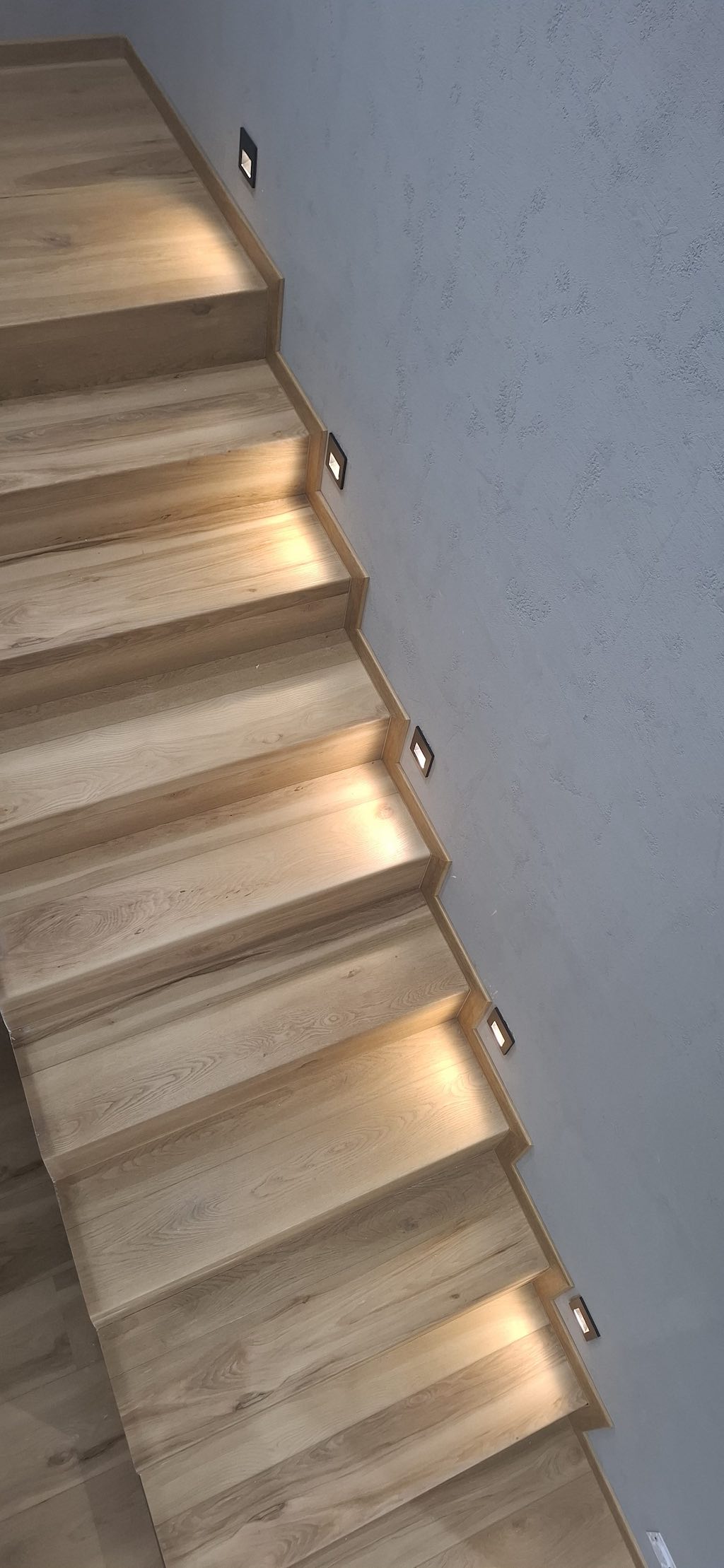schody-z-coretec-podlahy-bez-hran-s-led-svetlom-