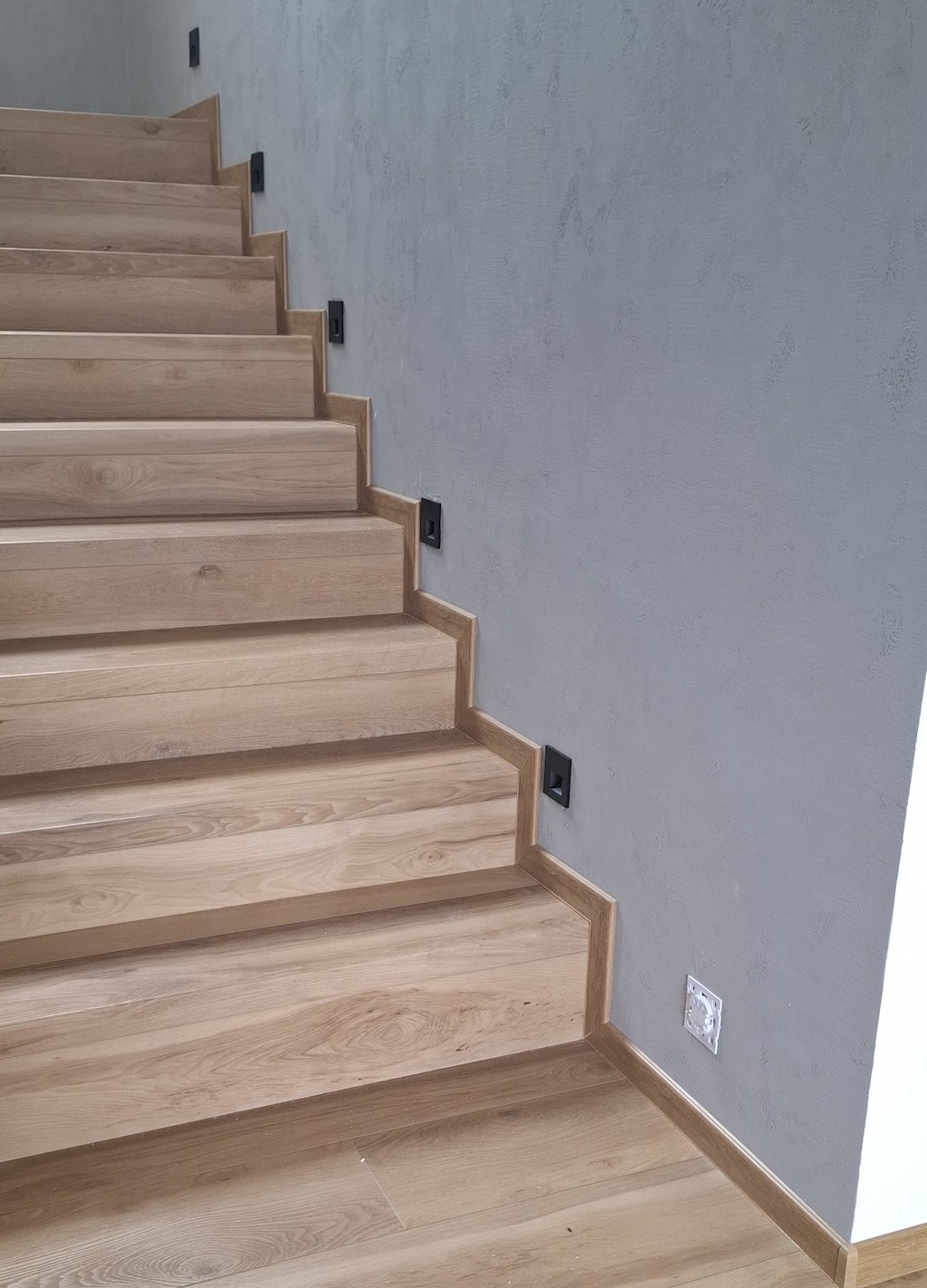 schody-z-coretec-podlahy-bez-hran-s-led-svetlom