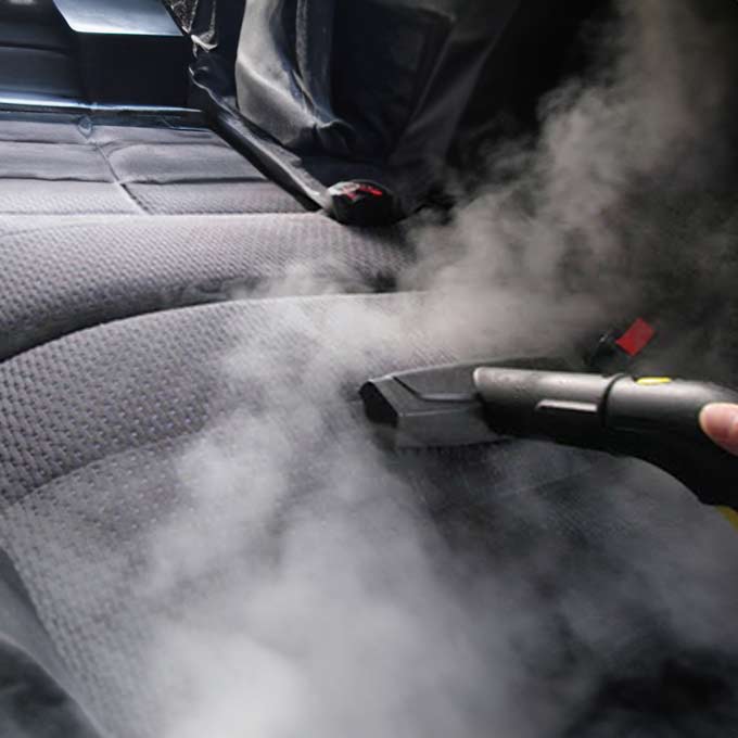 Parní čištění automobilu