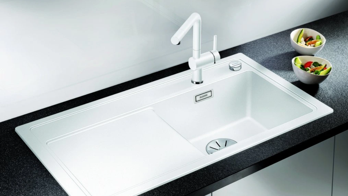 Čištění bílého granitového dřezu