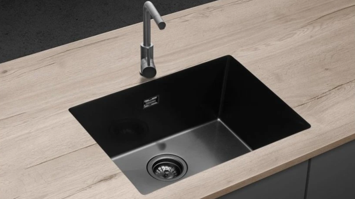 Dřezy se spodní (pod desku) montáží