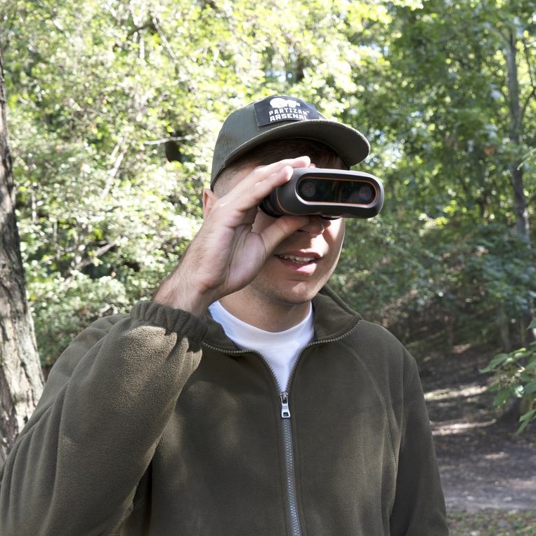Looking through the Ork Hunter NIGHT HB-4 outdoors