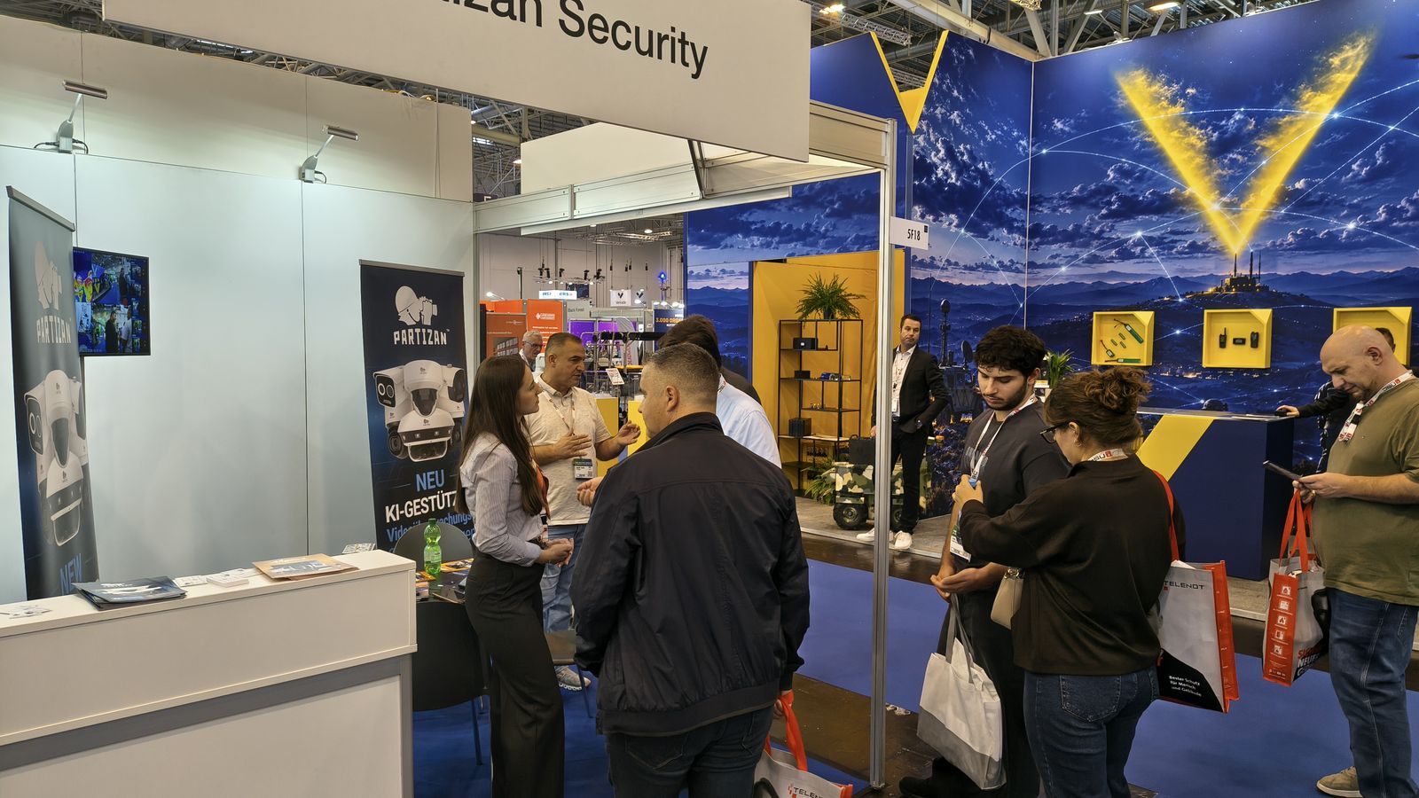 Návštěvníci na stánku Partizan Security