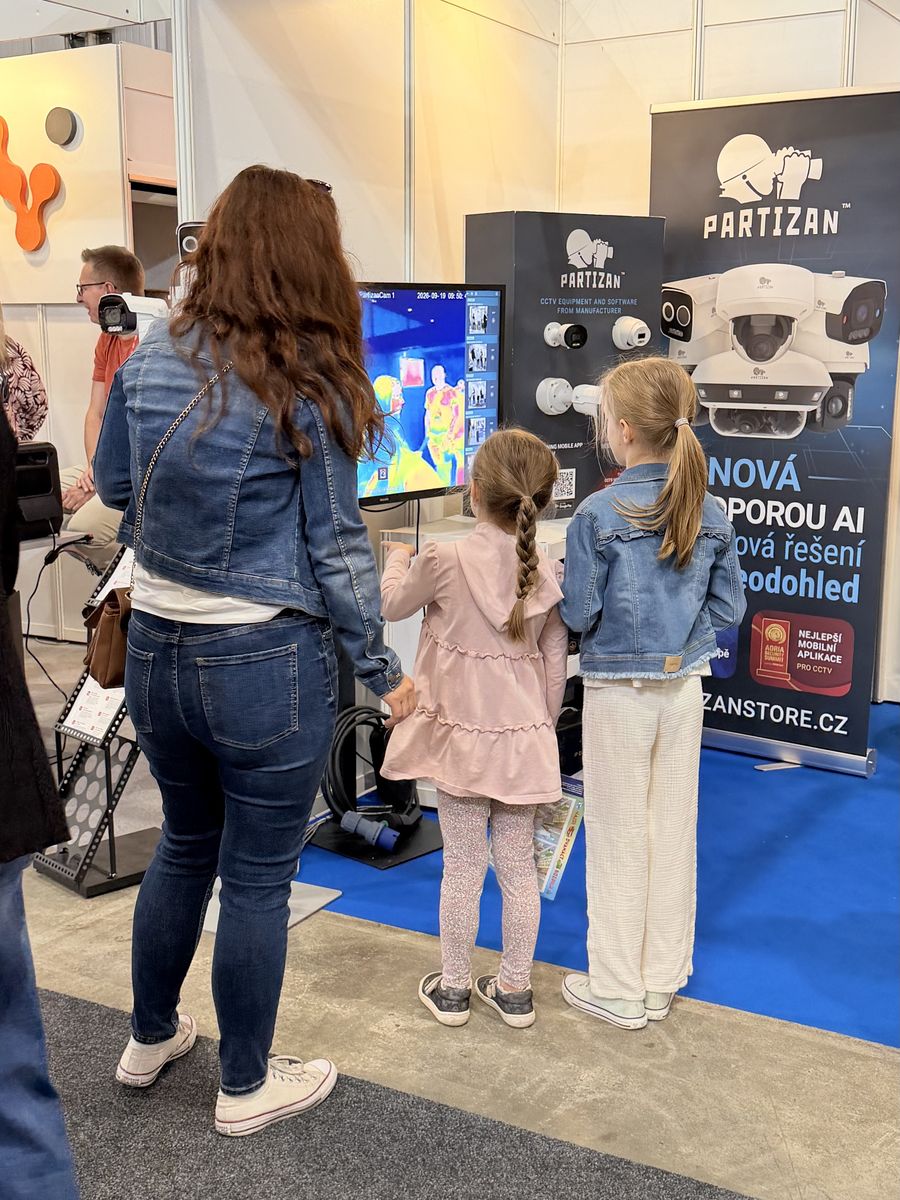 Rodina si prohlíží termovizní obraz na stánku Partizan