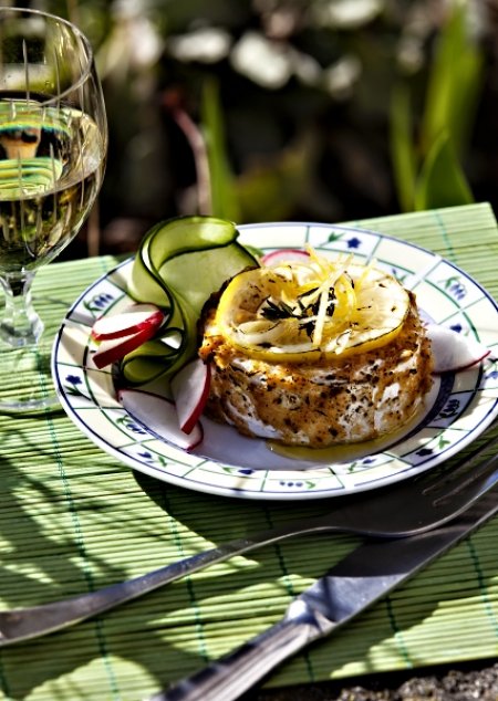 Grilovaný hermelín s citrony a česnekem