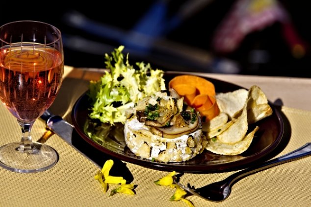 Grilovaný hermelín s bramborovými lupínky a pečenými plátky žampionů