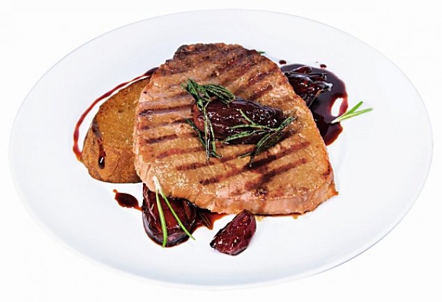 Steak s karamelizovaným česnekem a šalotkou ve vinné redukci na křupavé topince