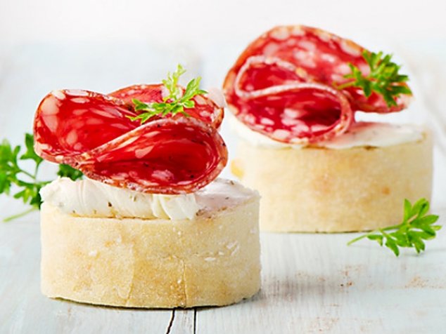 Jednohubky s křenovou pěnou a salámem