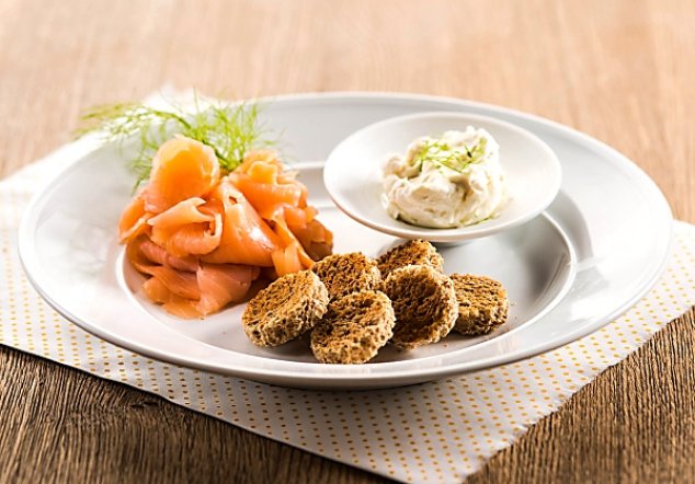 Uzený losos se smetanovo-koprovým dipem