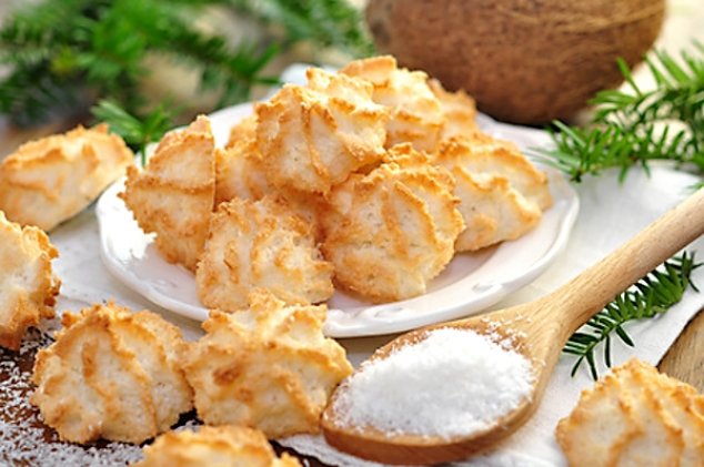 Bílkové pusinky ochucené kokosem, oříšky a rozinkami
