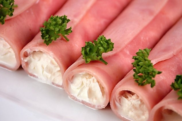 Šunkové rolky s křenovou šlehačkou