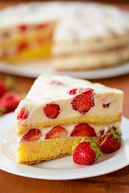 Dort z piškotového korpusu plněný tvarohovou náplní a jahodami