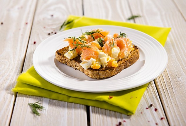 Lososový toust s koprem a vaječnou pomazánkou