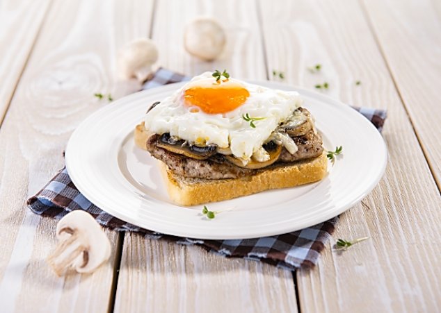 Toustový chléb s panenkou a sázeným vejcem