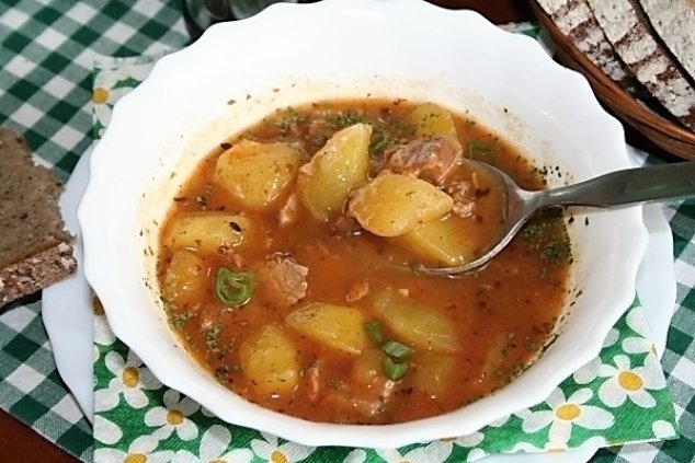 Gulášová polévka