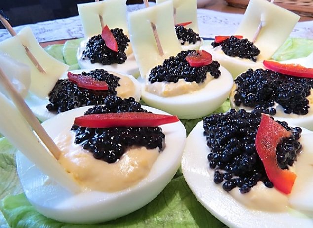 Kaviárová vejce ve tvaru lodiček