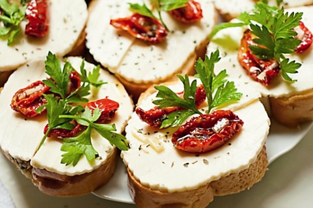 Bruschetta obložená mozzarellou a nakládanými sušenými rajčaty