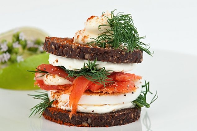 Sendvič obložený mozzarellou a uzeným lososem