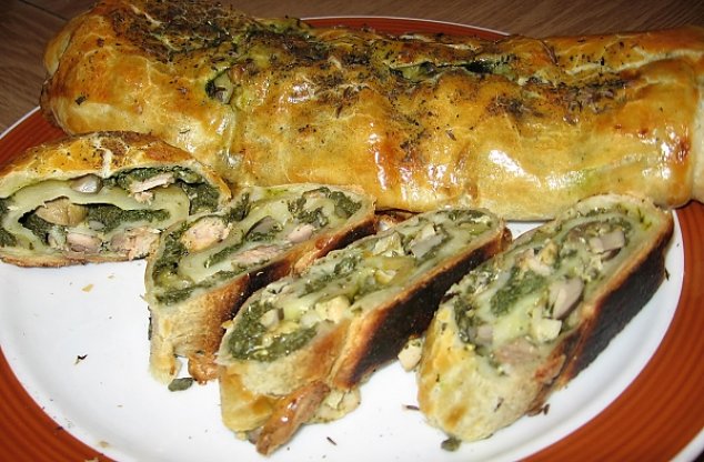 Špenátový závin s lososem a houbami