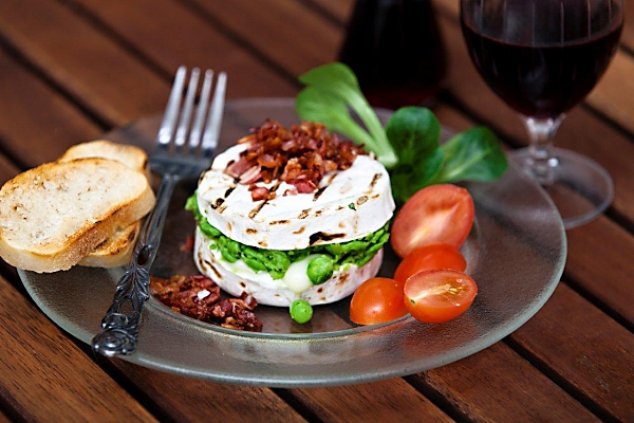 Grilovaný hermelín plněný hráškovou kaší ozdobený pečenou anglickou slaninou