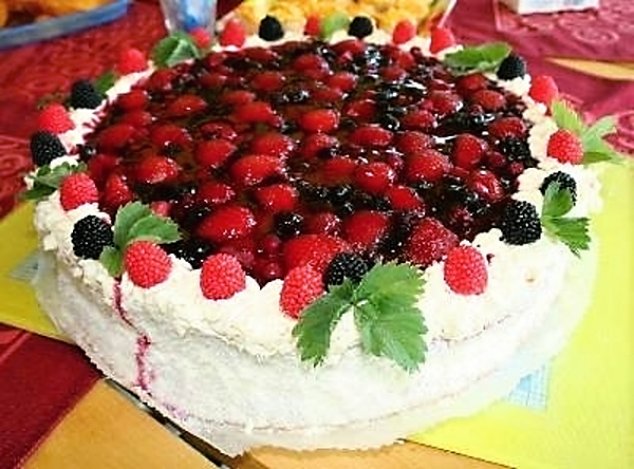 Piškotový dort s ovocem