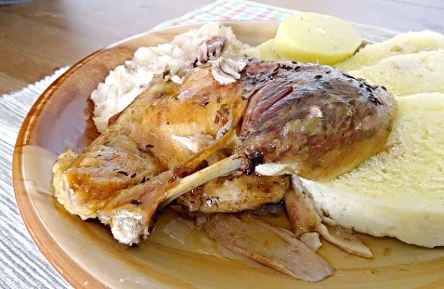 Kačena se zelím a knedlíkem