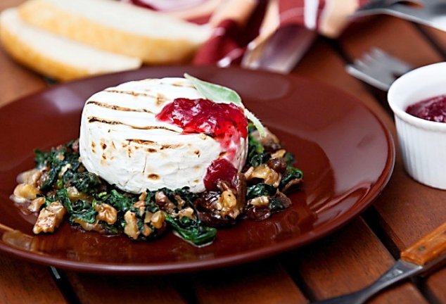 Grilovaný hermelín se špenátem, ořechy, rozinkami a česnekem