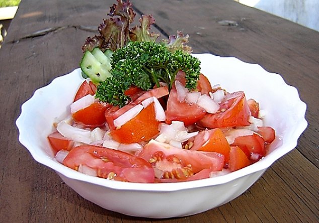 Rajčatový salát s cibulí