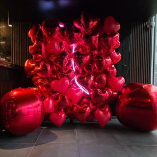 🎈✨ Oživte svoju reštauráciu alebo firmu s touto úchvatnou balónovou výzdobou! Červené srdiečka a lesklé balóniky vytvárajú...
