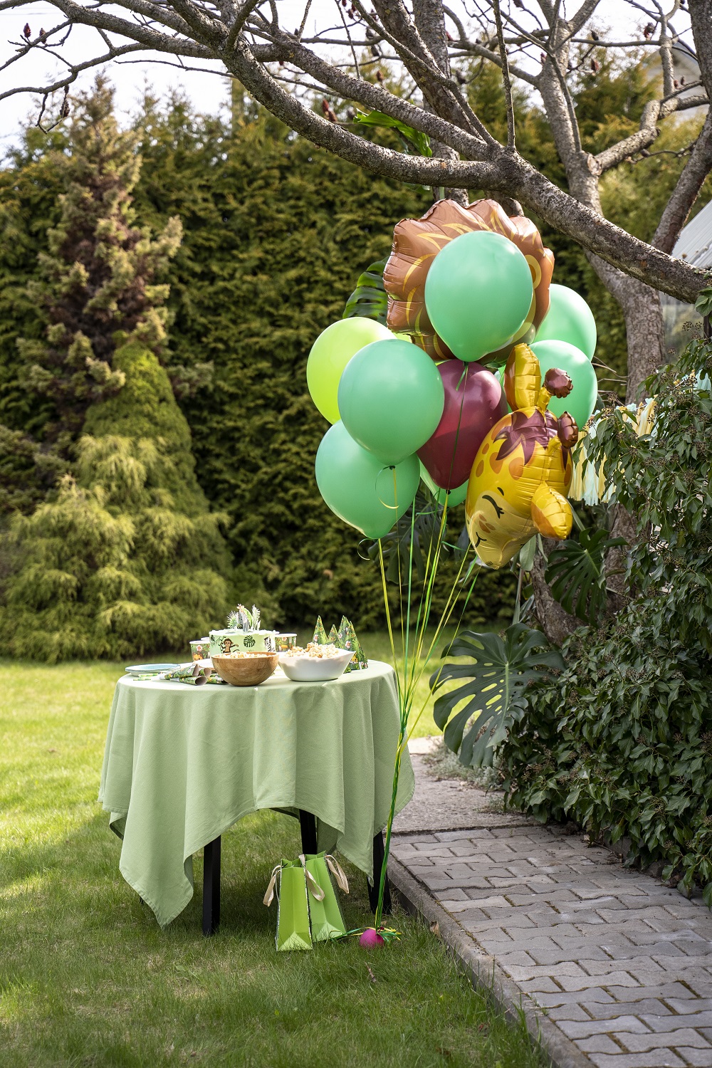 beautiful-jungle-themed-party-booth