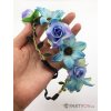 modrá květinová čelenka do vlasů