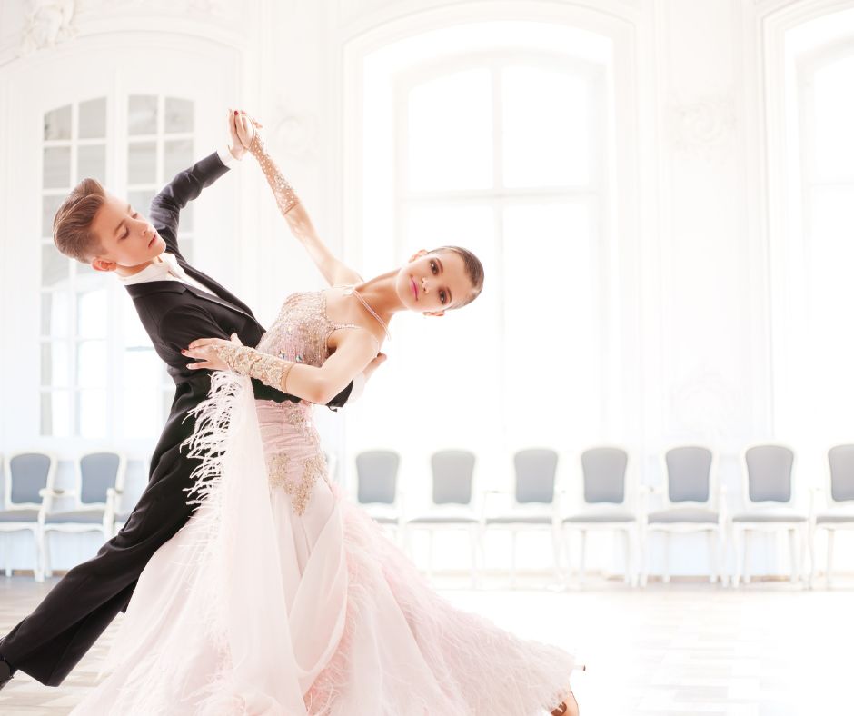 Nazujte střevíce, odložte trable – přichází ples století!