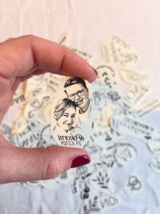 Vytvořte si na svatbu tetování s vlastní fotkou. 🤍 Pošlete nám tu vaši a my ji upravíme přesně podle vás. Objednejte si ho...