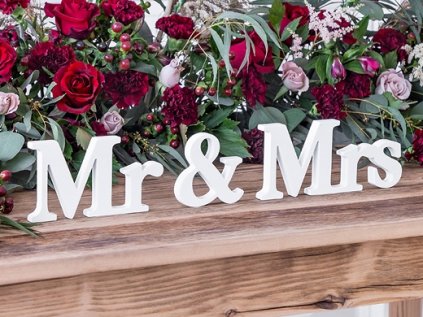 Dřevěný nápis Mr & Mrs bílý