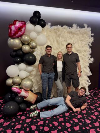 Náš tým na premiéře Ďábel nosí Pradu 2 v @cinestar_cz 👠🖤 Opět jsme pro vás měli připravenou Prosecco stěnu a představili...