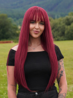  Vínově červená rovná paruka s ofinou ze syntetických vlasů.