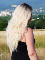  Ombré blond vlnitá paruka ze syntetických vlasů.