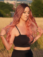  Ombré růžová vlnitá paruka ze syntetických vlasů.