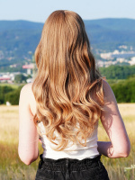  Medová blond vlnitá paruka s ofinou ze syntetických vlasů.