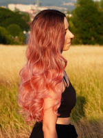  Ombré růžová vlnitá paruka ze syntetických vlasů.