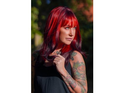 Ombré červeno černá rovná polodlouhá paruka s ofinou ze syntetických vlasů.
