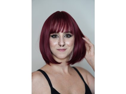 Krátká rovná burgundy paruka s ofinou ze syntetických vlasů