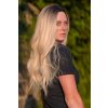 Platinová ombré blond vlnitá paruka ze syntetických vlasů.