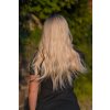 Platinová ombré blond vlnitá paruka ze syntetických vlasů.